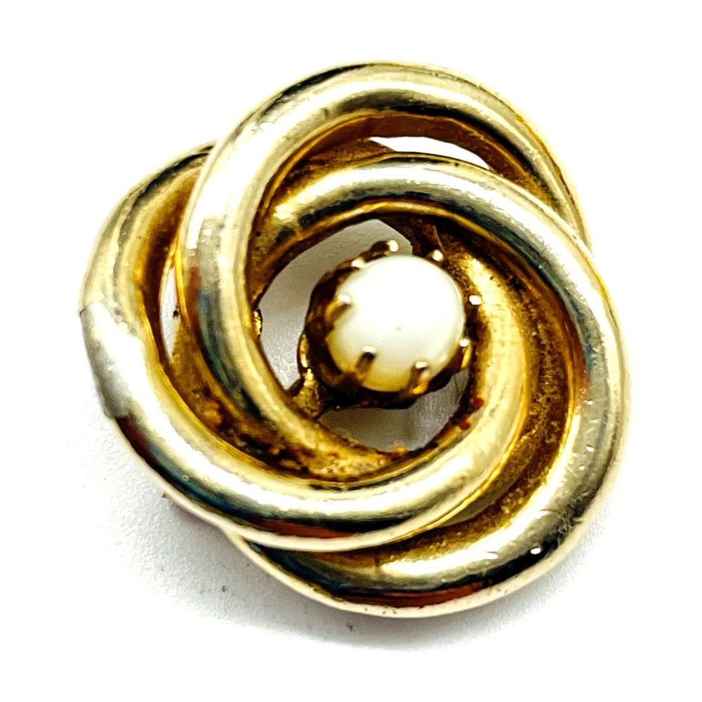Vintage Gold Tone Swirl Brooch Pin Tiny Faux Pearl Center Unsigned Round